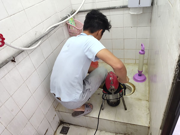 嘉积镇管道堵塞冒臭气 专业师傅现场解决问题