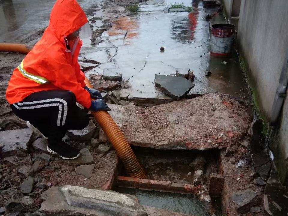 嘉积镇专业清理污水池 炜誉市政以规范流程守护城市 “肠道”